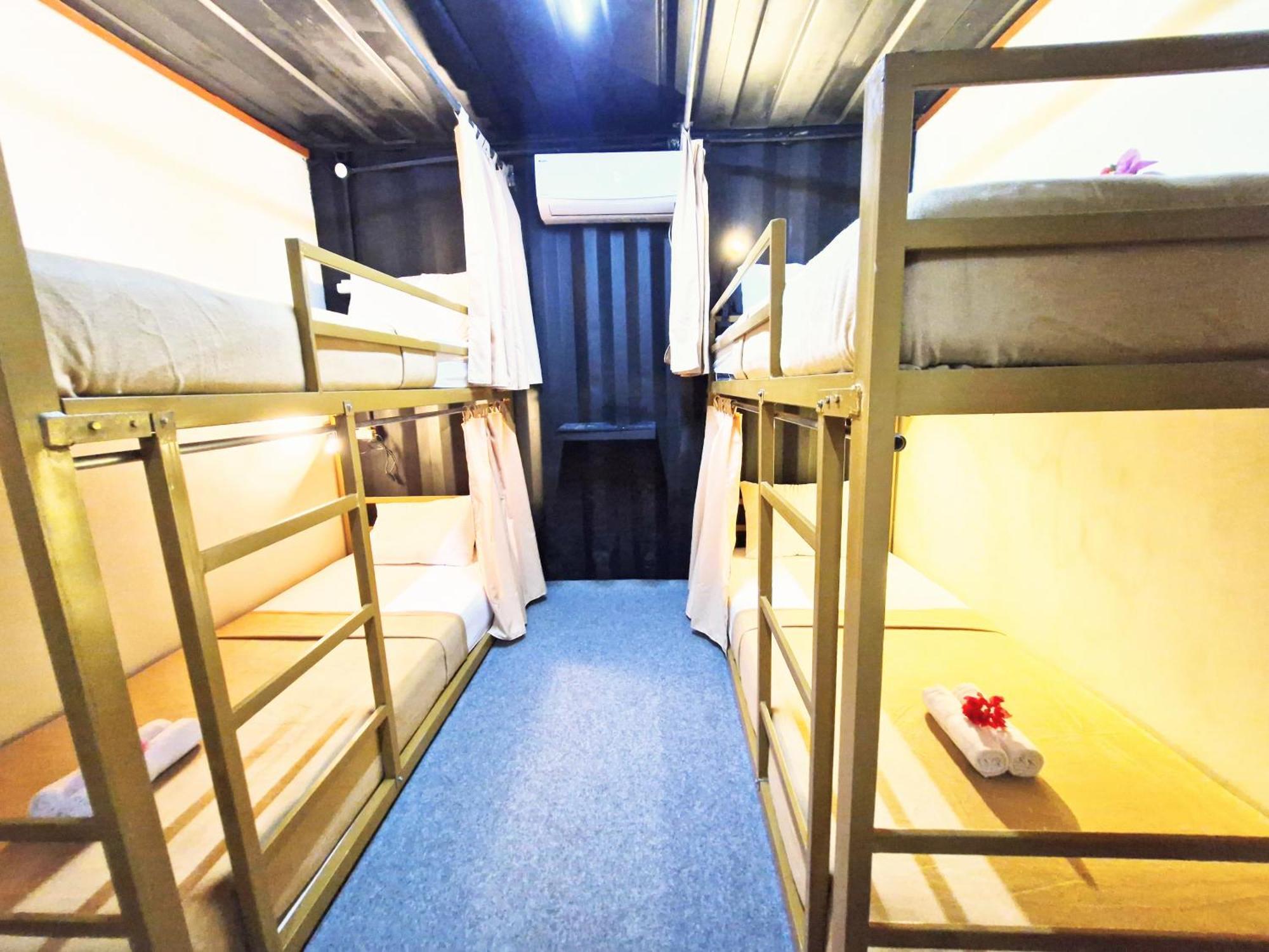 Karcof Container Hostel Senggigi Exterior photo