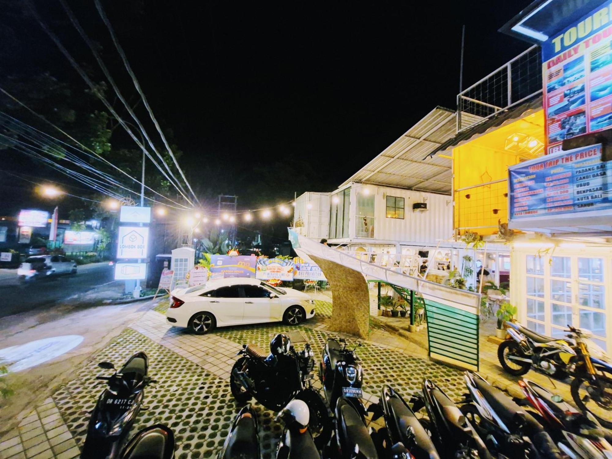 Karcof Container Hostel Senggigi Exterior photo