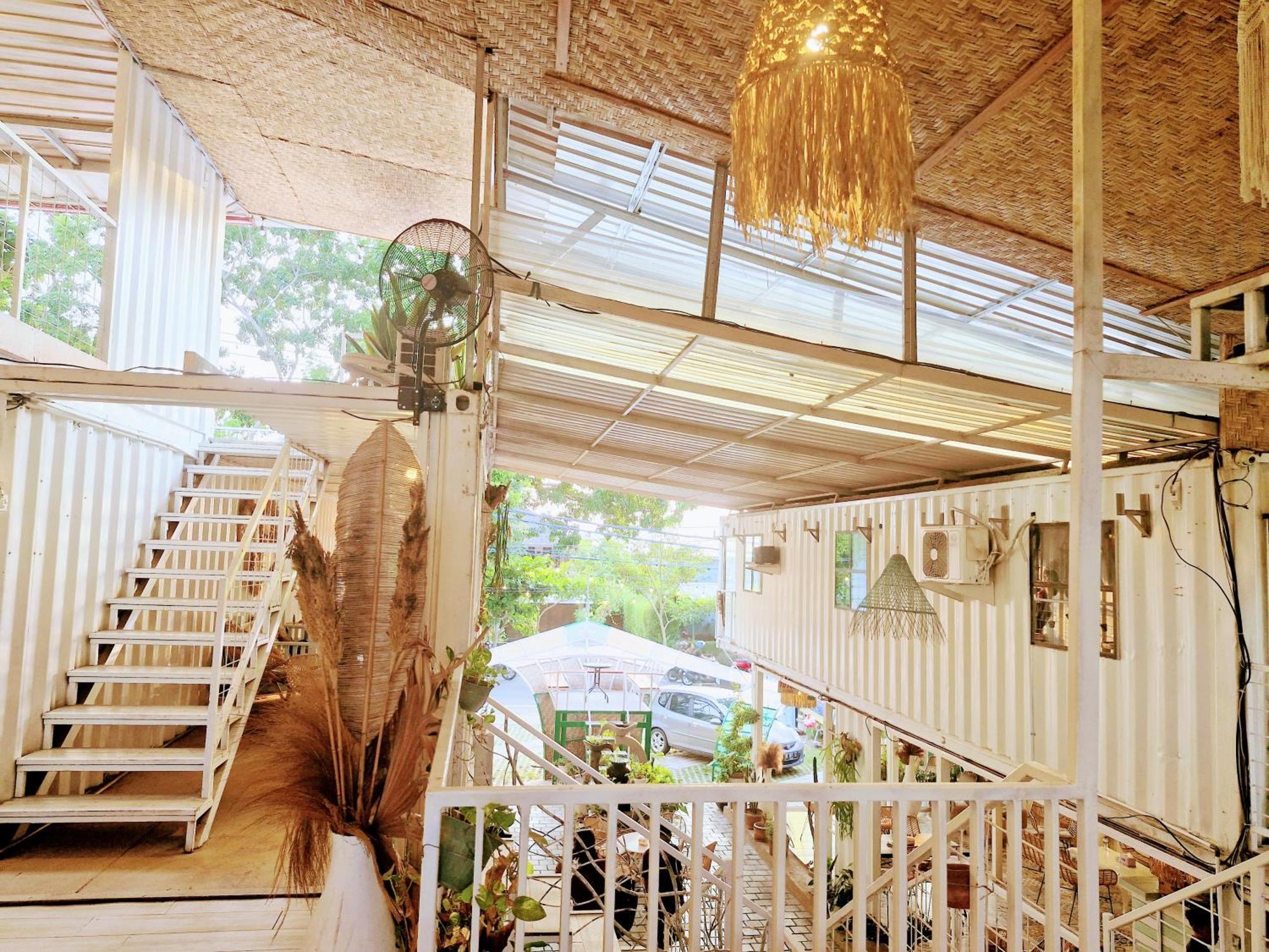 Karcof Container Hostel Senggigi Exterior photo